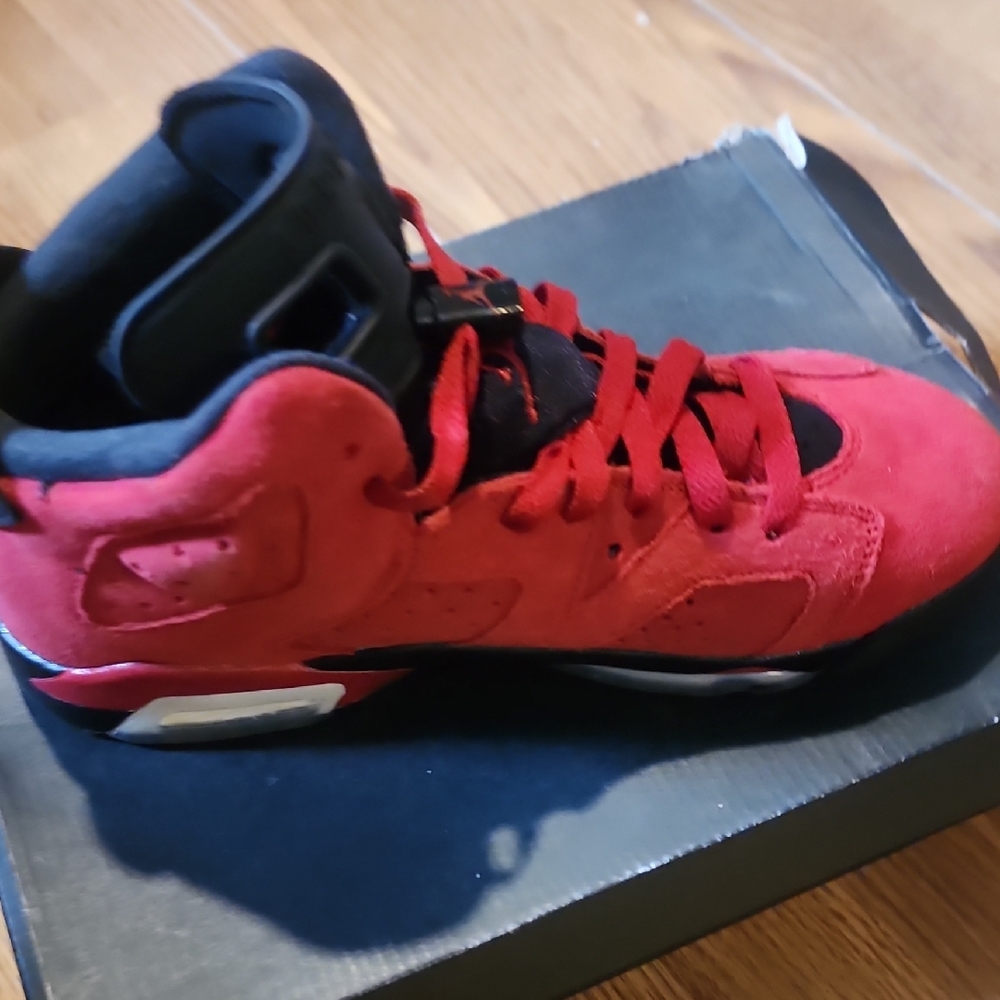 Jordan Kids Sneakers in Red and Black - Picture 3 of 5